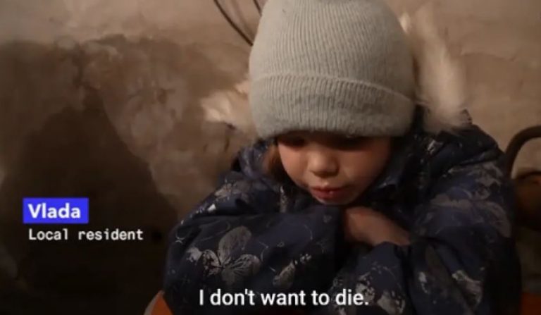 LUFTA NË UKRAINË/ Fëmija ukrainas mes lotësh bën thirrjen prekëse: Nuk dua të vdes (VIDEO)