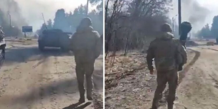 DITA E TRETË E LUFTËS/ Ushtari ukrainas nuk i trembet plumbave, ndjek me raketë në krah tanket ruse (VIDEO)