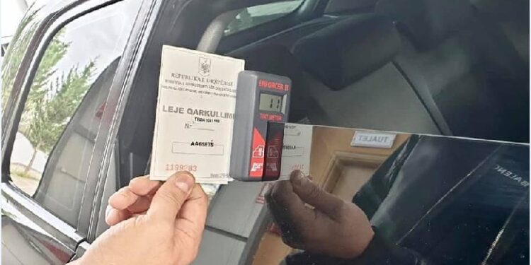 RYSHFET PËR XHAMAT E ZINJ/ Banda e falsifikatorëve, 7 të arrestuar. Mes tyre zyrtarë të Drejtorisë së Transportit