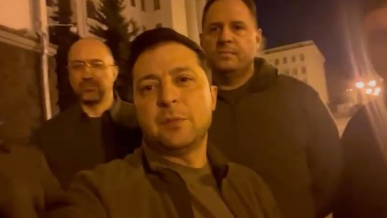 “NE JEMI…”/ Presidenti ukrainas shfaqet në Kiev bashkë me zyrtarë të lartë: Do ta mbrojmë Ukrainën