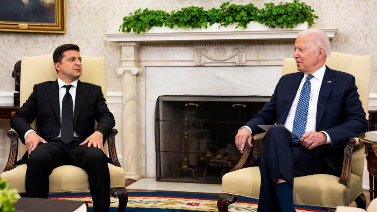 “RUSIA DO TË SULMOJË SË SHPEJTI”/ Zelenskiy i kërkon Bidenit të vizitojë Ukrainën, çfarë biseduan dy liderët