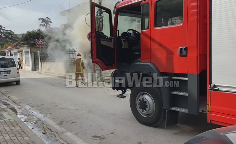 ZJARR NË NJË KABINË ELEKTRIKE NË FIER/ Alarmohen banorët. Stakohet energjia në zonë (VIDEO)