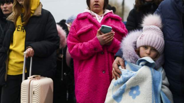 SULMET NË UKRAINË/ Britania thirrje shtetasve të saj të largohen nga Rusia