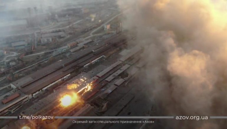ZJARR E TYM/ Momenti kur forcat ruse bombardojnë fabrikat në Mariupol