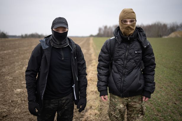 “FËMIJËT U BOMBARDUAN”/ Historia e dy të rinjve britanikë që udhëtuan drejt Ukrainës: Do i bashkohemi luftës