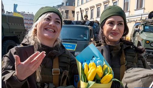 “JEMI GATI TË VRASIM PËR TË MBROJTUR…”/ Nënat e reja marrin armët në mbrojtje të qytetit të Odesës nga forcat e Putinit