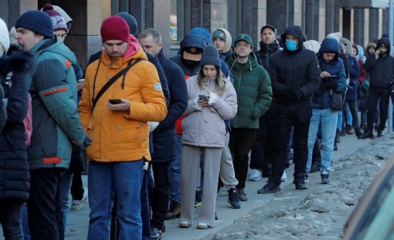 “BLEVA NJË ABONE, KARTA IME…”/ Pshtimi i Ukrainës: Rusët ndjejnë dhimbjen e sanksioneve ndërkombëtare