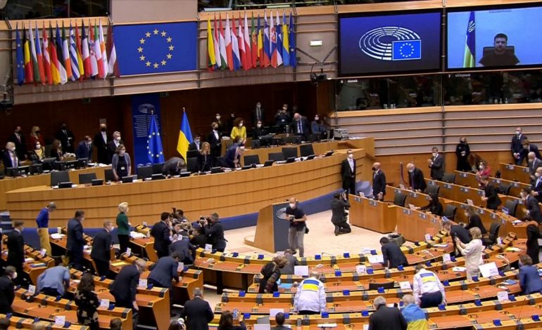 NGRITI SALLËN NË KËMBË/ Përkthyesi emocionohet gjatë fjalimit të presidentit Zelensky