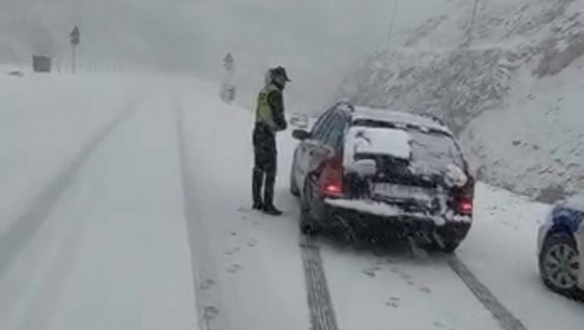 MOTI I KEQ/ Dëbora bllokon rrugën e Arbrit! Dëmtohen shtyllat e tensionit në Korçë