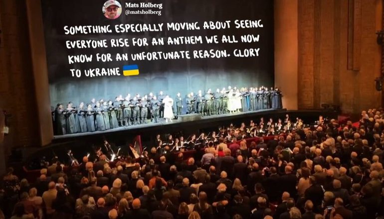 “TË GJITHË BASHKË”/ “Opera Metropolitane” hap shfaqjen me himnin ukrainas
