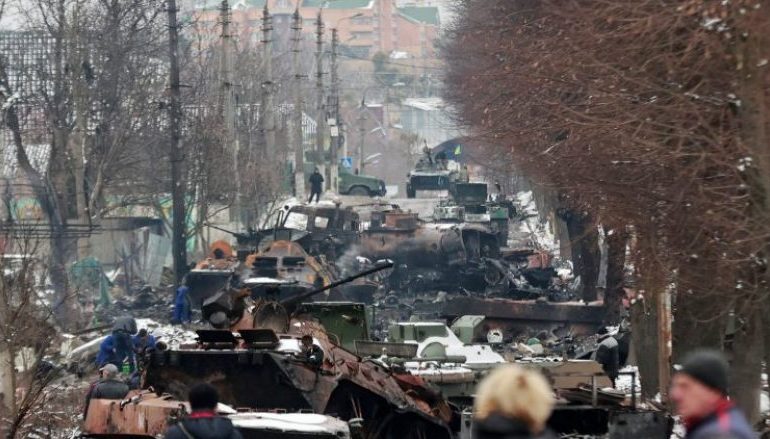 LUFTA/ “Varrezë” tankesh ruse afër Kievit, ukrainasit përdorën “bishën” britanike për t’i shkatërruar