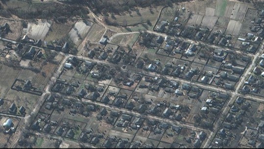 LUFTA/ Imazhet satelitore tregojnë shkatërrimin e shkaktuar nga sulmet ruse në zonat në veri të Kievit