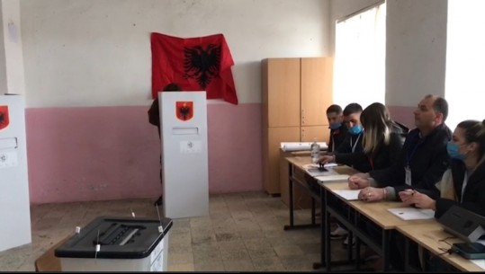 ZGJEDHJET E PJESSHME VENDORE/ 3 njësi administrative në Dibër pa drita! Në 11 qendra votimi s’ka identifikim elektronik, vijon procesi