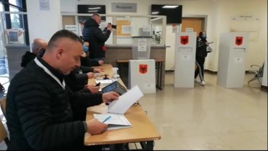 ZGJEDHJET E PJESSHME VENDORE/ Nis procesi i votimit në Lushnjë