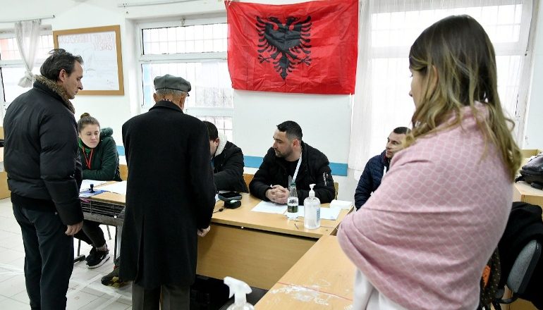 ZGJEDHJET VENDORE/ Rritet pjesëmarrja e qytetarëve në votim gjatë orës 14:00. Kush bashki kryeson