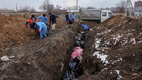PAMJET DRAMATIKE/ Viktimat e luftës në Ukrainë varrosen në varre masive në Mariupol