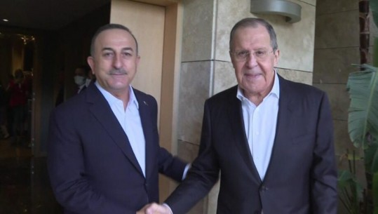 LAVROV E KULEBA TË BUZËQESHUR/ Dalin PAMJETnga pritja e ministrit Çavusoglu