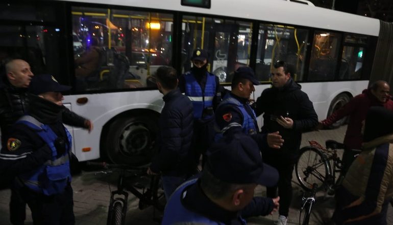 BLLOKUAN RRUGËT E TIRANËS DUKE NË PROTESTA KUNDËR RRITJES SË ÇMIMEVE/ 16 të arrestuar dhe 5 nën hetim