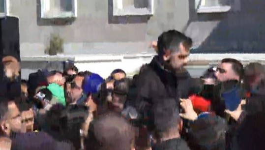 “OPOZITA QË PO VJEN DO I DALI ZOT…”/ Qytetarët zbresin nga podiumi protestuesin: Poshtë politika, në shesh është populli