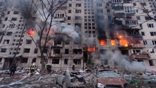 NUK KANË TË NDALUR SULMET RUSE/ Kievi zgjohet nën bombardime, vriten 2 persona plagosen 3 të tjerë (VIDEO)