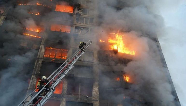 BOMBARDIMET RUSE NË KIEV/ Përfshihet nga flakët ndërtesa 9-katëshe (VIDEO)