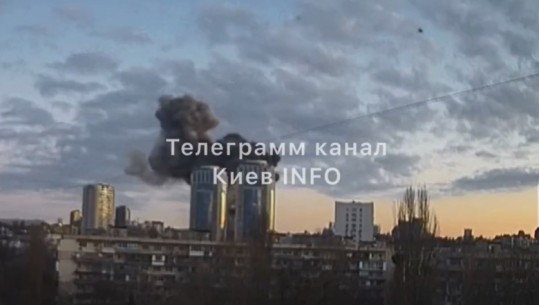 SULMET RUSE NUK KANË TË NDALUR/ Raketa mbi dy ndërtesa në Kiev, tymi mbulon kryeqytetin (PAMJET)