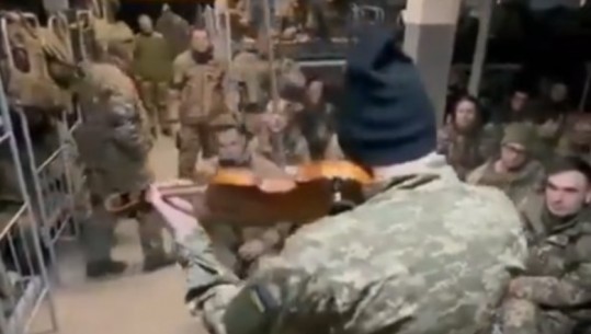 VIDEOLAJM/ Ushtari lë për pak armën dhe merr violinën, luan himnin ukrainas dhe emocionon me performancën e tij në bunker