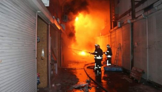NUK NDALEN BOMBARDIMET RUSE/ Goditet qendra më e madhe  tregtare në Kharkiv, humb jetën zjarrfikësi, plagoset një tjetër