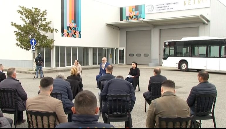 TAKIM ME PËRFAQËSUESIT E SHOQATAVE TË TRANSPORTIT/ Rama: 500 mln lekë për të mos rritur çmimin e biletës si pasojë e rritjes së naftës…