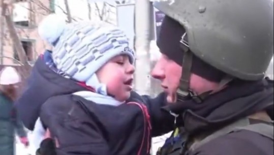 E TRISHTË/ Vogëlushi s'pranon t'i jap lamtumirën e fundit babait të tij që do t'i ribashkohet luftës në Ukrainë