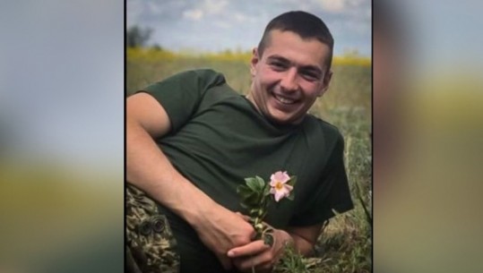 FUNERALI I VETMUAR I NJË USHTARI NË UKRAINË/ Historia e trishtë e 21-vjeçarit që prindërit se dinin djali po u varrosej