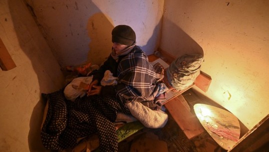 PAMJET E TRISHTA/ Bombat shpërthejnë në lindje të Ukrainës, njerëzit fshihen nëpër bunkerë të improvizuar