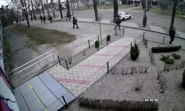 QYTETI I PUSHTUAR NGA RUSËT/ Kryebashkiaku i Khersonit bën thirrje për ndalimin e plaçkitjeve
