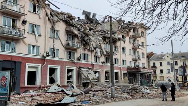 MUNGON UJI DHE GAZI/ “Nuk ka asnjë rrugëdalje të sigurt”, mijëra civilë të bllokuar në Chernihiv
