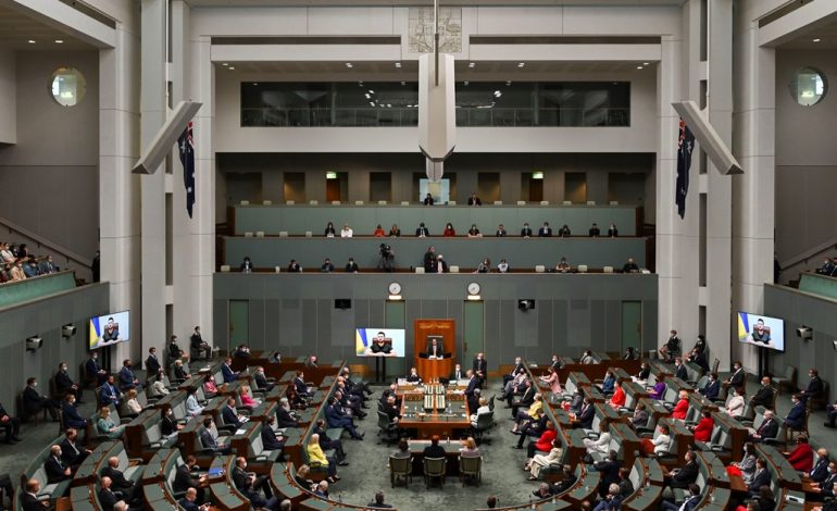 LUFTA/ Zelensky i drejtohet parlamentit australian, kërkon sanksione të reja kundër Rusisë