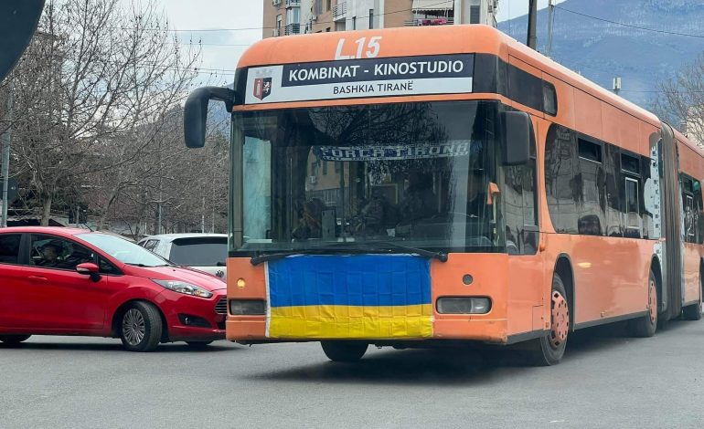 FOTOLAJM/ Solidarizimi prej LUFTES, urbani në Tiranë “vishet”me flamurin ukrainas