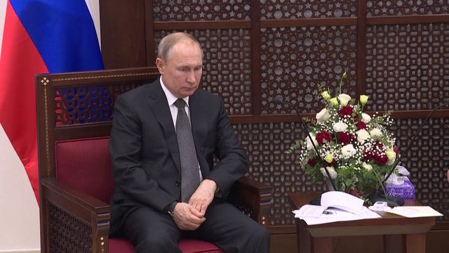 “KRIMINEL LUFTE”/ Protestuesit varin ‘Putinin’ me duart me gjak përpara ambasadës ruse në Oslo
