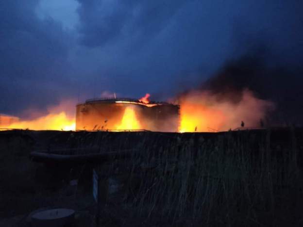 SILMET RUSE/ Shkatërrohet një depo nafte në Luhansk, pamjet tregojnë zjarret (FOTO)
