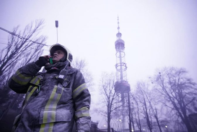 KUJDES PAMJE TË RËNDA! Forcat ruse bombarduan kullën e TV në Kiev, dalin pamjet e viktimave civile ukrainase