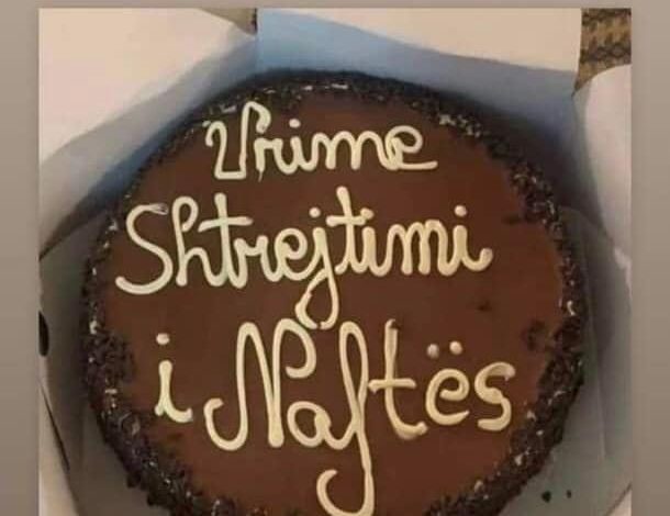 FOTOLAJM/ Kur rritja e çmimit të naftës “festohet” me… tortë