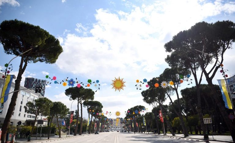 DITA E VERËS/ Atmosferë festive në Tiranë, koncerte dhe aktivitete të shumta, rrugët mbushen me qytetarë