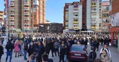 PROTESTAT NË KOSOVË/ Të paktën 10 autobusë me protestues nga Serbia arrijnë në Mitrovicën e Veriut