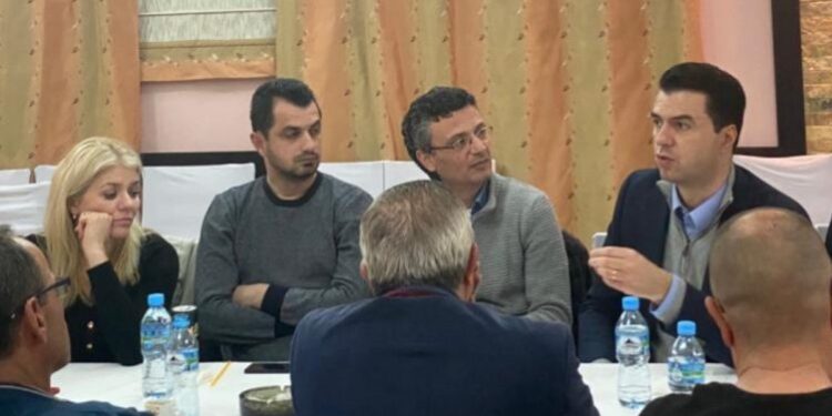 BASHA RISHFAQET NË ELBASAN/ Mbledh një grup të ngushtë demokratësh (FOTO)