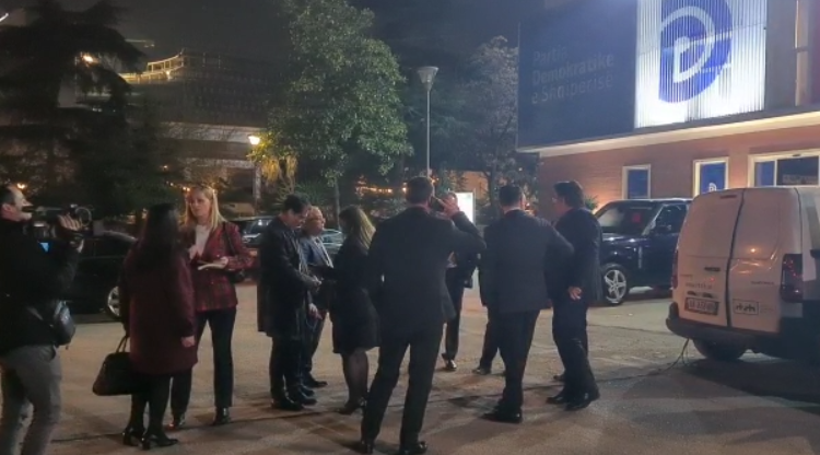 SITUATA NË PD/ Mbledhja e Komisionit të Rithemelimit, anëtarët mbërrijnë në seli