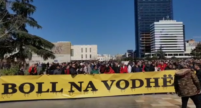 ”BOLL NA…”/ Nis protesta kundër rritjes së çmimeve, qytetarët me flamuj e pankarta