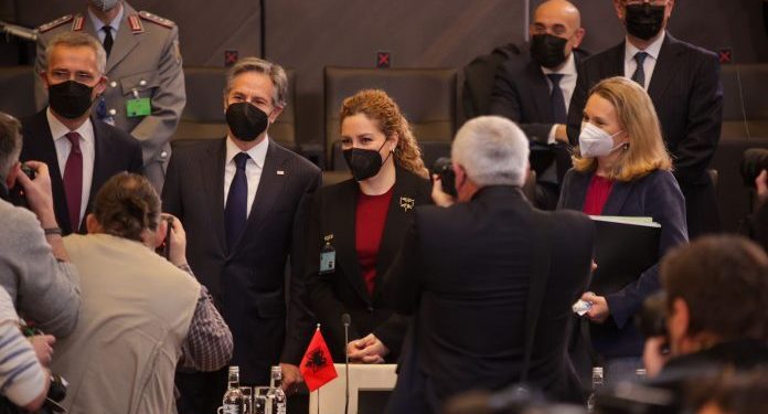 LUFTA NË UKRAINË/ Xhaçka takon Blinken. Bisedime në selinë e NATO-s