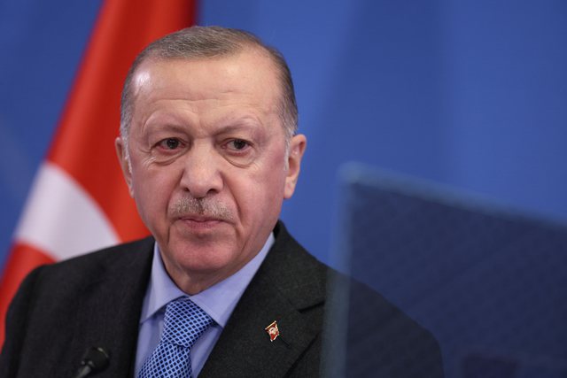 LUFTA/ Erdogan: Turqia e gatshme të veprojë si një vend garantues për Ukrainën