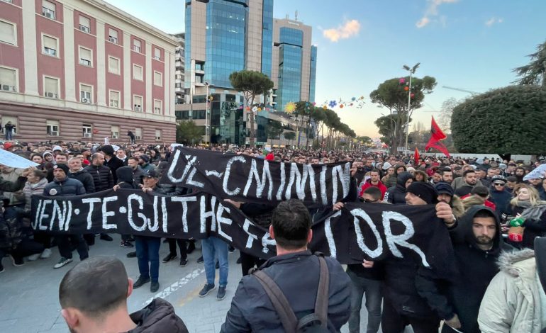 DITA E DYTË E PROTESTËS/ Qytetarët grumbullohen para kryeministrisë kundër rritjes stratosferike të çmimeve