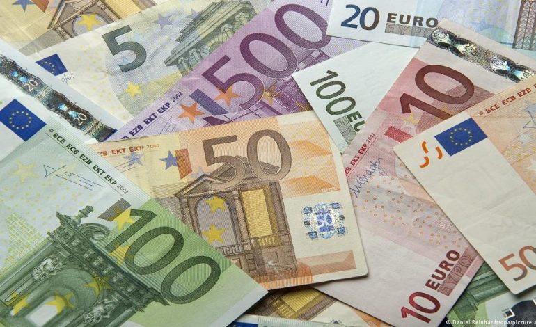 EURO BIE PËR TË DYTËN DITË RADHAZI/ Kursi drejt kthimit në normalitet