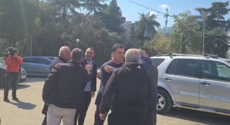 ZBULOHET ARSYEJA/ Anëtarë të Grupit të Rithemelimit shkojnë sërish në selinë e PD